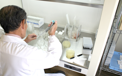 精肉会社には珍しく自社菌検査室を完備し、品質管理・温度管理を徹底しております。